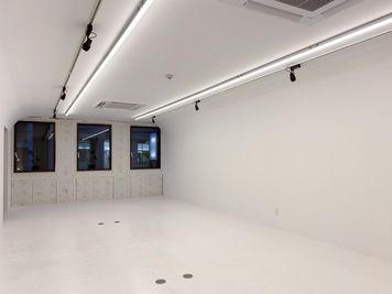 夜はライトを組み合わせたり、照度レベルを調整し、明るさを十分に保つことができます - DAIFUKU.so Galleryの室内の写真