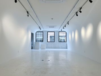 奥から見たスペース - the from 赤坂駅前店 Galleryの室内の写真