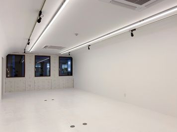 2種類のライトを組み合わせOK！写真は、ラインライトです。 - the from 赤坂駅前店 Galleryの室内の写真
