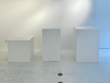 展示什器ホワイトキューブ×3台（幅600×奥行600×高さ900 / 幅500×奥行500×高900 / 幅600×奥行600×高さ600） - DAIFUKU.so Galleryの設備の写真