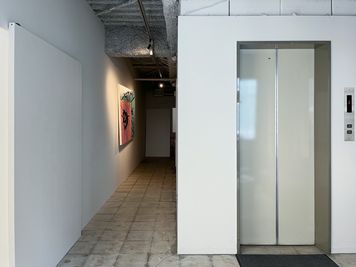 ギャラリーの入り口横の廊下の先に、階段、トイレ、ストックがあります - DAIFUKU.so Galleryの室内の写真