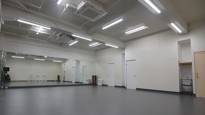 天井3.3m　バレエリフト練習可能。体に負担の少ない二重構造の床、ダンス・バレエに最適なリノリウム貼り。無料駐車場完備 - レンタルスタジオ・ジム　YKLAND