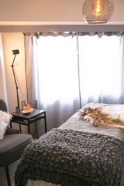 カーテンは薄いグレーで日差しが柔らかくはいります。 - ウィン青山 リラクゼーション・エステ・美容整体・撮影サロンの室内の写真