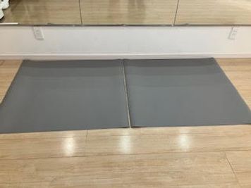リノリウムマット1m×91cm  ２枚
バレエ、フラメンコ、タップ等の個人練習に。 - スタジオKaveri 東林間 レンタルスタジオの設備の写真