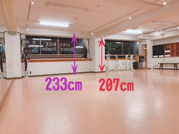 天井高 約233cm(一部、梁の下のみ約207cm) - JUKE BOX Dance Studio 小手指本校 ダンス・バレエ・ヨガ・ピラティス・エアロビクス・タップの室内の写真