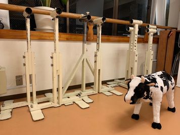 可動式のバレエバーがあります。スタジオの中央で鏡を見ながらバーを使った練習ができます。 - JUKE BOX Dance Studio 小手指本校 レンタルスタジオJUKE BOX 小手指本校の室内の写真