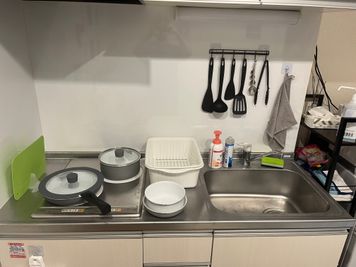 鍋、フライパン、包丁、ピーラーなど置いています - ヴェラハイツ神楽坂 Kanvas Room 神楽坂店の室内の写真