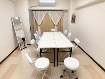 椅子を集めれば9人座ってのミーティングが可能。 - レンタルスペースこもれび＠新大阪 レンタルサロンこもれび🌸レンタル会議室🌸の室内の写真