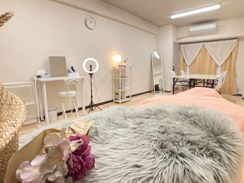 施術ベッドには桜色のベッドカバーで未使用時にも見た目を可愛く演出しています。 - レンタルスペースこもれび＠新大阪 レンタルサロンこもれび🌸レンタル会議室🌸の室内の写真
