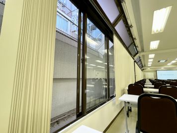 【スペース内の窓は開閉可能です】 - 【閉店】TIME SHARING 本郷三丁目 杏林ビル B1階の室内の写真