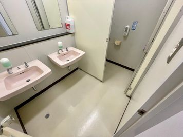 【会議室内女性トイレ（個室×1）】 - 【閉店】TIME SHARING 本郷三丁目 杏林ビル B1階の室内の写真