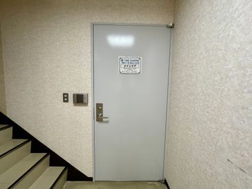 【地下に降りて突き当りにある「メインドア」と書かれた扉が会議室入口ドアです】 - 【閉店】TIME SHARING 本郷三丁目 杏林ビル B1階の室内の写真