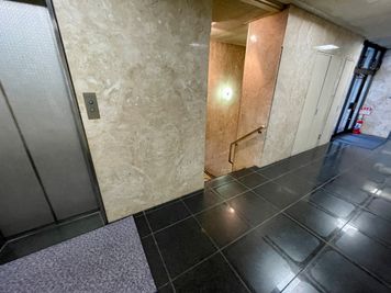 【地下に降りられる階段は、エレベーター横にもございます】 - 【閉店】TIME SHARING 本郷三丁目 杏林ビル B1階の室内の写真