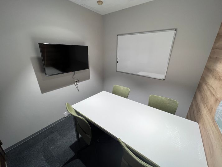 いいオフィス田町 【田町駅徒歩2分】RoomB（4名会議室）の室内の写真