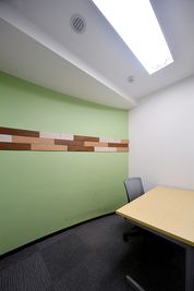 Wi-Fiも有線LANも完備 - BAレンタルオフィス本町 完全個室《1名様用》Jの室内の写真