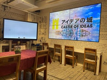 120型マルチディスプレイ - アイデアの城 秋葉原 内装費1億円の非日常空間 【アリス】TVでも使用 集客も満足度もUPする話題性抜群の会場の室内の写真