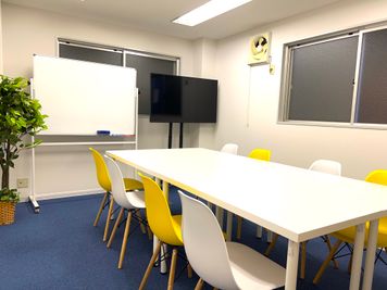 TEAM MEETING KINSHICHOU 錦糸町 貸し会議室、レンタルスペース、12名利用可の室内の写真
