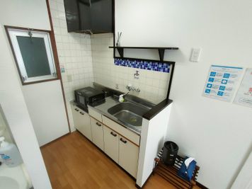 キッチンあり（調理不可） - 宮崎駅から280ｍ徒歩4分🚉完全個室の貸会議室 50インチTVのある完全個室貸会議室｜ワークスペース・web会議の室内の写真