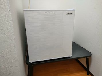 冷蔵庫 - 宮崎駅から280ｍ徒歩4分🚉完全個室の貸会議室 50インチTVのある完全個室貸会議室｜ワークスペース・web会議の室内の写真