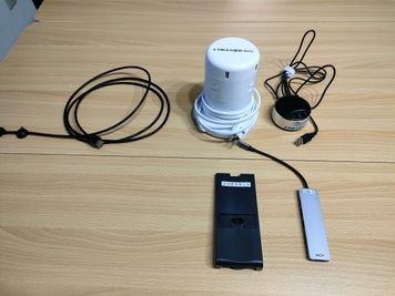 HDMIケーブル・HDMI タイプC・電源タップ・スマホスタンド・スピーカーマイク - 宮崎駅から280ｍ徒歩4分🚉完全個室の貸会議室 50インチTVのある完全個室貸会議室｜ワークスペース・web会議の設備の写真