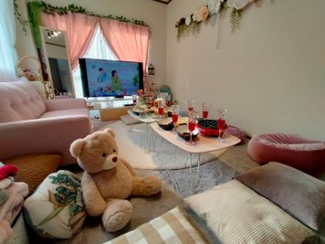 パーティ・誕生日会【コンビニ0分】オオノビル305「ロココ川口」 ハロウィン🎃2面採光✨ママ会👶優しい日差し💗癒し系スペースの室内の写真