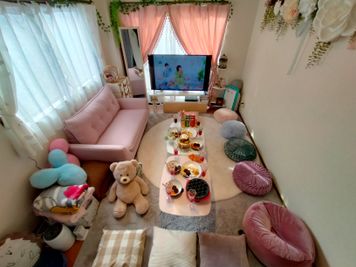 パーティ・誕生日会【コンビニ0分】オオノビル305「ロココ川口」 ハロウィン🎃2面採光✨ママ会👶優しい日差し💗癒し系スペースの室内の写真