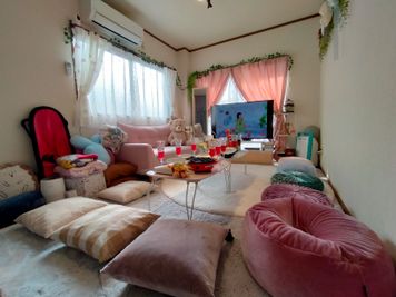 パーティ・誕生日会【コンビニ0分】オオノビル305「ロココ川口」 ハロウィン🎃2面採光✨ママ会👶優しい日差し💗癒し系スペースの室内の写真