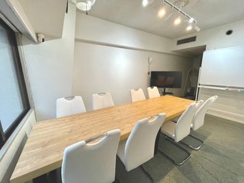 新大阪駅の東口10秒のレンタルスペース/会議室【SS新大阪】 無料WiFi・備品全無料貸出の多目的室・ルーム618の室内の写真