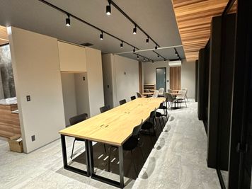 ワークスペース２ - NI to WA Coworking Space 貸し会議室（定員４名）の室内の写真