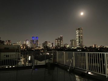 藤マンション 新宿超高層ビル群を背景に撮影できる屋上の室内の写真