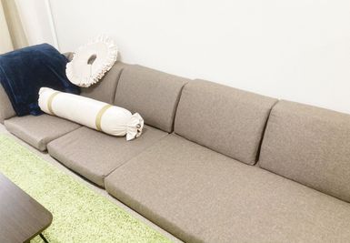 女子会やママ会にも最適！ - 浜松くつろぎ処 デート・女子会・ママ会・撮影・メイク直し・コワーキングの室内の写真