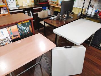 テーブルを追加しました。
140cm × 60cm 1台
120cm × 60cm 2台(折りたたみ式)
90cm   × 45cm 1台(折りたたみ式) - 大崎ブックカフェ 大崎駅徒歩５分のレンタルスペースの室内の写真