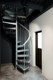 ２階に上がる際の螺旋階段です。 - Chamele（カメレオ） キッチン付きレンタルスペースの室内の写真