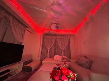 天井に備え付けのテープライトでお部屋の雰囲気を変えられます。 - わくわくカーニバル・渋谷の室内の写真
