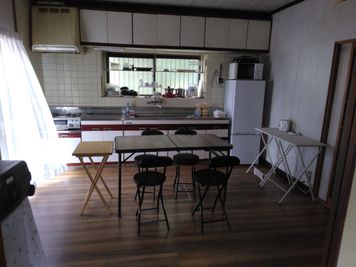 和室からキッチンを見たところ　イステーブルは簡単に移動、折りたたみできます - レンタルスペース　タミーハウス タミーハウスの室内の写真