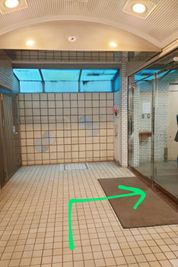 緑色の矢印のほうに入って頂くと左手にエレベーターがございます。６階がフリースペースです。 - フリースペースヨコハマ 多目的レンタルスペースの入口の写真