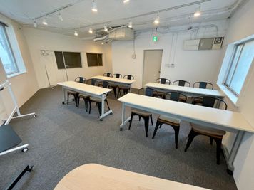【司会台からコミュニケーションが取りやすいサイズ感の会議室です】 - TIME SHARING 有楽町 福石ビル 2Aの室内の写真