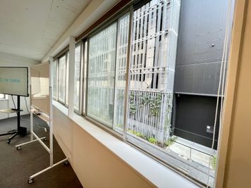 【窓を開けて換気可能です】 - TIME SHARING 有楽町 福石ビル 2Aの室内の写真