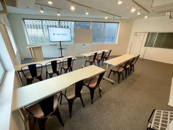 【テーブルはキャスター付きなので、島型にしたり、畳んで端に寄せたり、簡単にレイアウト変更可能です！（レイアウト変更・原状復帰はお客様自身で行っていただきます）】 - 【閉店】TIME SHARING 有楽町 福石ビル 【閉店】2Aの室内の写真
