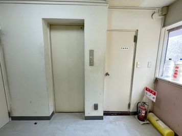【トイレは同フロア・2階のエレベーター横にございます】 - TIME SHARING 有楽町 福石ビル 2Aの室内の写真