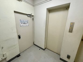 【エレベーターで2階まで上がり、すぐ右手に会議室の入口ドアがございます】 - TIME SHARING 有楽町 福石ビル 2Aの入口の写真