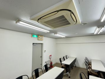【室内に専用エアコンがあるので温度設定を自由に変更可能です。リモコンはモニター台にあります】 - TIME SHARING 有楽町 福石ビル 4Aの室内の写真