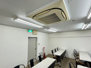 【室内に専用エアコンがあるので温度設定を自由に変更可能です。リモコンはモニター台にあります】 - 【閉店】TIME SHARING 有楽町 福石ビル 【閉店】4Aの室内の写真