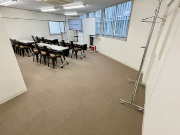 【メインフロアの奥はスペースが空いているので、荷物置き場などに活用いただけます】 - 【閉店】TIME SHARING 有楽町 福石ビル 【閉店】4Aの室内の写真