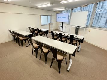 【テーブルはキャスター付きなので、島型にしたり、畳んで端に寄せたり、簡単にレイアウト変更可能です！（レイアウト変更・原状復帰はお客様自身で行っていただきます）】 - 【閉店】TIME SHARING 有楽町 福石ビル 【閉店】4Aの室内の写真
