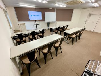 【窓にはロールカーテンも設置しているので、お好みに合わせてお使いください♪】 - 【閉店】TIME SHARING 有楽町 福石ビル 【閉店】4Aの室内の写真