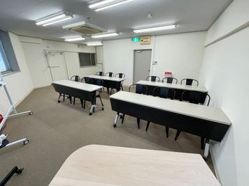 【司会台からコミュニケーションが取りやすいサイズ感の会議室です】 - 【閉店】TIME SHARING 有楽町 福石ビル 【閉店】4Aの室内の写真
