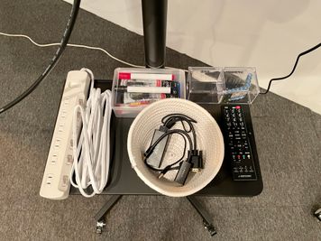 【モニター台に、各種変換機、モニター用リモコン、延長コードなどの細かい備品を置いています】 - 【閉店】TIME SHARING 有楽町 福石ビル 【閉店】4Aの室内の写真