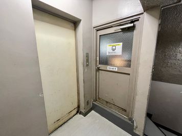 【ビル内5階のエレベーター横に喫煙所がございます】 - 【閉店】TIME SHARING 有楽町 福石ビル 【閉店】4Aの室内の写真