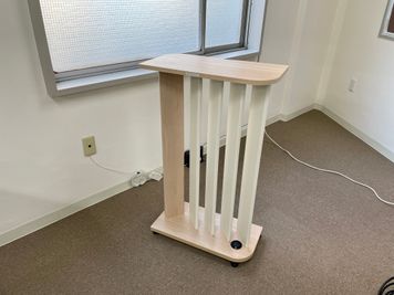 【司会台付近に除菌スプレーをご用意しております】 - 【閉店】TIME SHARING 有楽町 福石ビル 【閉店】4Aの室内の写真